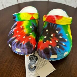 Crocs tie dye women’s classic clogs in size 6